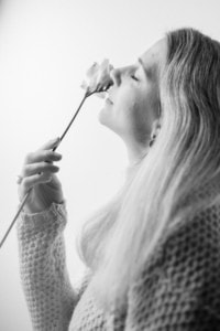 Hochwertige Businessfotografie für Personal Branding - photoart hübner business Porträt einer Frau mit Blume, professionelle Unternehmensfotografie, Karrierefotos.