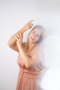Businessporträt mit natürlichem Licht und freundlichem Ausdruck - photoart hübner business Porträt einer Frau in Businesskleidung, die professionell und sympathisch wirkt.