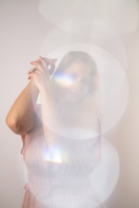 Porträt einer jungen Frau mit natürlichem Lächeln, Lichtreflexionen und sanfter Beleuchtung. - photoart hübner business Porträt einer jungen Frau mit natürlichem Lächeln, Lichtreflexen und sanfter Beleuchtung.