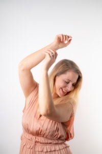 Selbstbewusste Frau in natürlichem Licht - photoart hübner business Frau posiert für professionelle Businessfotografie, ideal für Personal Branding und Karrierefotos.