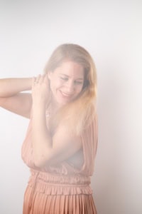 Moderne Businessfotografie für Personal Branding und Karriere. - photoart hübner business Helle, freundliche Unternehmensporträtaufnahme einer Frau.