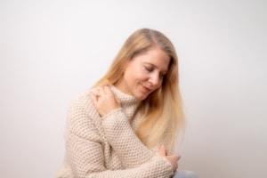 Businessfotografie Portrait einer Frau in natürlichem Licht - photoart hübner business Frau in gemütlichem Pullover für professionelle Business- und Personal Branding Fotos.