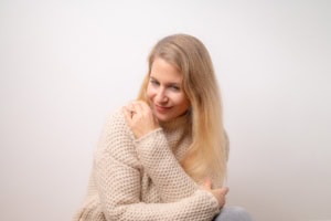 Businessfotografie Portrait Frau lächelnd - photoart hübner business Frau in gemütlichem Pullover für Business- und Personal Branding Fotos.