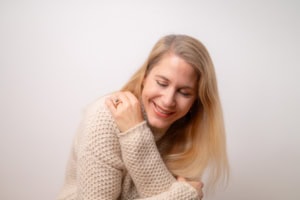 Businessfotografie Portrait Frau lächelnd - photoart hübner business Freundliches Portrait einer Frau in Businesskleidung, lächelnd und selbstbewusst.