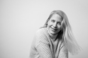 Businessporträt Frau mit freundlichem Lächeln - photoart hübner business Lächelnde Frau in Businesskleidung für professionelle Unternehmensfotografie.