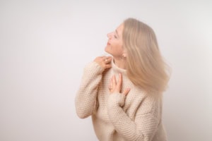 Businessporträt Frau in kuscheligem Pullover, natürliche Pose, professionelle Unternehmensfotografie - photoart hübner business Frau in gemütlichem Pullover, die entspannt und selbstbewusst wirkt, ideal für Personal Branding und.