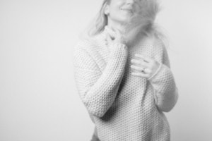 Businessfotografie Portrait bei Hübner - photoart hübner business Frau in Pullover, lächelnd, bei Business- und Personal Branding Fotoshoot.