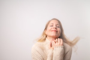 Businessporträt mit freundlicher Frau vor weißem Hintergrund - photoart hübner business Frau lächelt selbstbewusst bei einem Businessfotoshooting, ideal für Personal Branding und Karrieref.