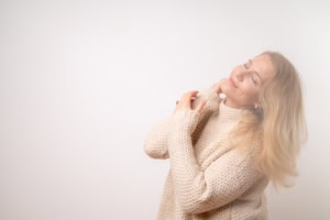 Strahlendes Portrait einer Frau in neutralem Pullover - photoart hübner business Frau in neutralem Pullover lächelt bei Businessfotografie, professionelles Portrait.