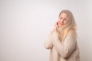 Natürliche Porträtaufnahme einer Frau - photoart hübner business Freundliches Porträt einer Frau für Business- und Personal Branding Fotos.