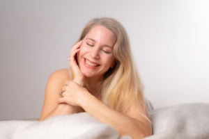 Strahlendes Lächeln einer Frau für professionelle Personal Branding Fotos - photoart hübner business Ein freundliches Portrait einer Frau, geeignet für Business- und Karrierefotos, die Selbstvertrauen.