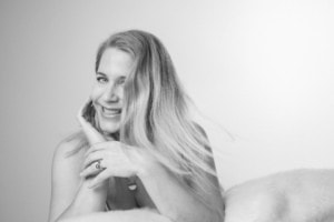 Businessfotografie Portrait Frau lächelnd, professionell und authentisch. - photoart hübner business Porträt einer lächelnden Frau für Business- und Personal Branding Fotos.