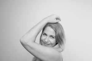 Moderne Businessfotografie für Personal Branding und Karriere - photoart hübner business Frau lächelt in Schwarz-Weiß-Foto, Business- und Personal Branding-Shooting.