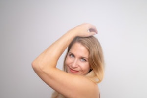 Businessporträt mit natürlichem Lächeln und professionellem Ausdruck - photoart hübner business Freundliches Businessporträt einer Frau mit natürlichem Lächeln, ideal für Personal Branding und Kar.