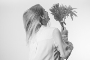 Businessfotografie mit Blumen für Personal Branding - photoart hübner business Frau hält Blumenstrauß, Businessfotografie, professionelles Portrait.