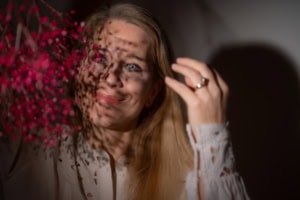 Businessfotografie Portrait mit kreativem Schattenwurf - photoart hübner business Frau mit Schattenmuster im Gesicht, kreative Businessfotografie, Personal Branding.