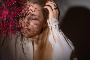 Blumenstrauß im Schatten auf Gesicht einer Frau, kreative Portraitaufnahme - photoart hübner business Blumenstrauß im Schatten auf Gesicht, kreative Portraitaufnahme für Fotografie und Kunst.