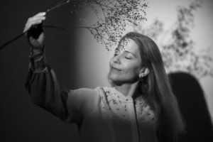 Businessfotografie Portrait mit Naturmotiv - photoart hübner business Frau hält Zweig mit Blättern, natürliche Lichtstimmung, Businessfoto.