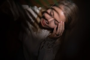 Businessfotografie Portrait bei Hübner - photoart hübner business Frau mit Hand im Gesicht, nachdenklich, professionelles Businessfoto.