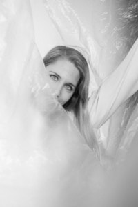 Porträt einer Frau in Businesskleidung, professionell und selbstbewusst. - photoart hübner business Frau in Businesskleidung blickt direkt in die Kamera, ideal für Personal Branding.
