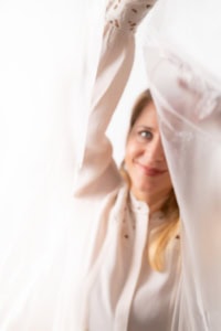 Businessfotografie mit natürlichem Licht und professionellem Ausdruck - photoart hübner business Frau bei Businessfotografie, professionelles Porträt, Unternehmensfotos.
