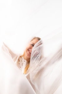 Businessfotografie im Studio bei Hübner - photoart hübner business Professionelles Businessfoto einer lächelnden Frau, ideal für Personal Branding.