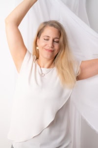 Businessporträt mit natürlichem Lächeln und professionellem Ausdruck - photoart hübner business Porträt einer Frau in Businesskleidung, die selbstbewusst und freundlich wirkt.