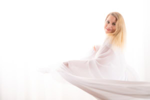 Businessfotografie Frau im weißen Kleid vor hellem Hintergrund - photoart hübner business Frau in weißem Kleid für professionelle Business- und Personal Branding Fotoshootings.