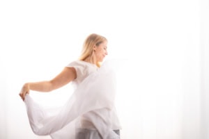 Porträt einer Frau mit weißem Tuch - photoart hübner business Frau in Businessoutfit mit weißem Tuch, professionelles Porträt.