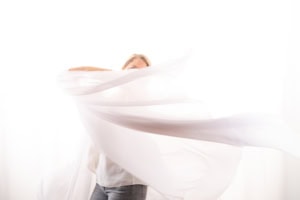 Businessfotografie für Personal Branding und Karriere - photoart hübner business Frau in Businesskleidung mit fließendem Stoff für professionelle Unternehmensfotografie.