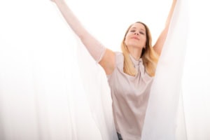 Businessporträt mit natürlichem Licht und professionellem Ausdruck - photoart hübner business Frau posiert für Businessfotografie, natürliche Beleuchtung, professionelles Image.