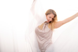 Porträt einer Frau mit fließendem Stoff - photoart hübner business Frau in eleganter Pose mit weißem Stoff für Business- und Personal Branding Fotos.
