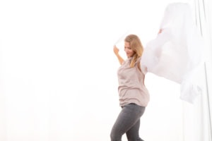 Businessfotografie Portrait mit natürlichem Lächeln - photoart hübner business Frau beim professionellen Businessshooting, lächelnd und selbstbewusst.