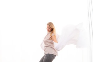 Hübsche Frau mit weißem Tuch vor weißem Hintergrund, kreative Business-Fotografie - photoart hübner business Frau mit weißem Tuch, kreative Business-Fotografie, professionelles Business-Image, moderne Business.