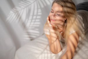 Businessporträt mit natürlichem Lächeln - photoart hübner business Frau bei Businessfotografie, entspannt und professionell, natürliche Ausstrahlung.