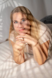 Businessfrau bei professionellem Fotoshooting - photoart hübner business Frau posiert für Business- und Personal Branding Fotos im Studio.