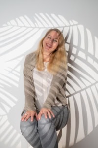 Businessporträt mit Schattenwurf, moderne Businessfotografie, Personal Branding, Karrierefotos - photoart hübner business Porträt einer lächelnden Frau vor weißem Hintergrund mit Schatten einer Pflanzenblatt-Optik, ideal f.