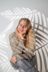 Businessfotografie Portrait mit Schatteneffekt - photoart hübner business Frau posiert professionell vor Schatten einer Palme, ideal für Business- und Personal Branding.