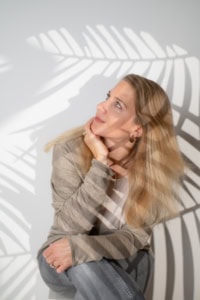 Moderne Businessporträtaufnahme mit Schatteneffekt - photoart hübner business Porträt einer Frau in Businesskleidung vor Schattenmuster.