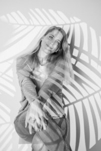 Businessfotografie Portrait mit natürlichem Licht - photoart hübner business Frau in Businesskleidung vor stilvollem Hintergrund mit Schattenmustern.