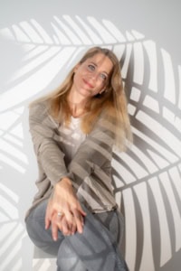 Businessfotografie Portrait mit natürlichem Licht und kreativen Schatteneffekten - photoart hübner business Frau in Businesskleidung vor Schattenmuster, professionelles Businessportrait.