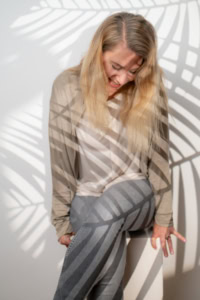 Businessfrau bei professionellem Fotoshooting - photoart hübner business Frau in Businesskleidung bei Fotoshooting, kreative Beleuchtung.