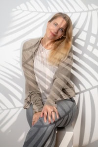 Moderne Business-Porträtaufnahme einer Frau mit Schattenmuster, Fokus auf professionelle Darstellung. - photoart hübner business Professionelles Business-Porträt mit Schatteneffekt für Unternehmensbilder.