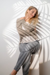 Moderne Portraitaufnahme einer Frau mit Schatteneffekt, Fokus auf Business- und Lifestyle-Fotografie. - photoart hübner business Frau mit Schattenmuster auf Kleidung und Hintergrund, professionelle Business- und Lifestyle-Fotogra.