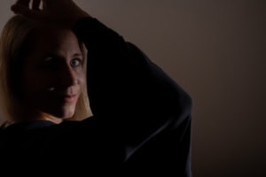 Moderne Portraitfotografie für Business und professionelle Zwecke - photoart hübner business Professionelles Business-Portrait einer Frau mit dunklem Hintergrund.