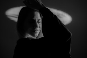 Businessporträt bei Hübscher Fotografie - photoart hübner business Frau in Businesskleidung, professionelles Portrait, dunkler Hintergrund.