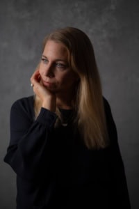 Businessporträt einer Frau in dunklem Outfit - photoart hübner business Frau in Businesskleidung, nachdenklich, professionelles Portrait.