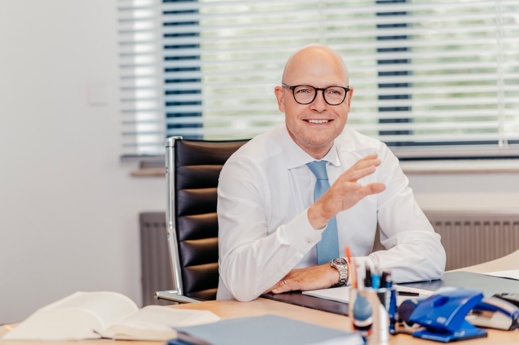 Geschäftsmann im Büro bei Photoart Hübner Business - photoart hübner business Geschäftsmann im Büro, lächelnd, mit Brille, in professioneller Kleidung, bei Photoart Hübner Busine.