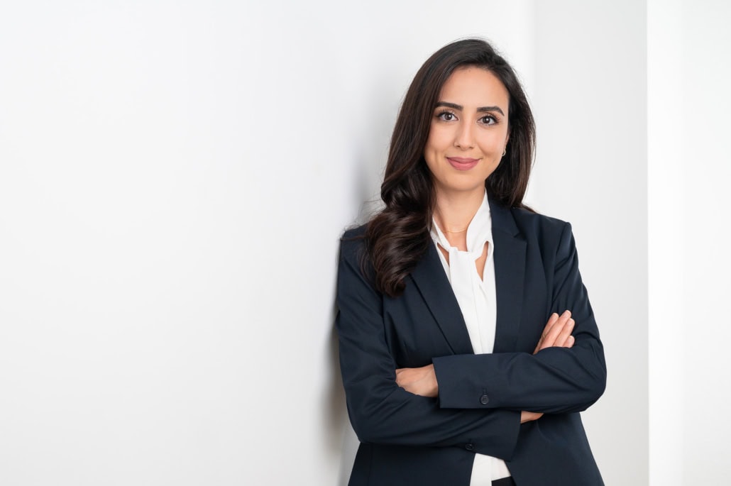 Moderne Business-Frau in formeller Kleidung vor weißer Wand - photoart hübner business Business-Frau in Anzug mit verschränkten Armen, professionell und selbstbewusst.