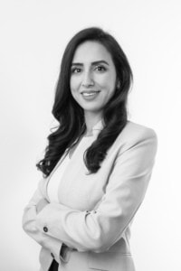 Geschäftsfrau in Business-Kleidung, professionell und selbstbewusst.